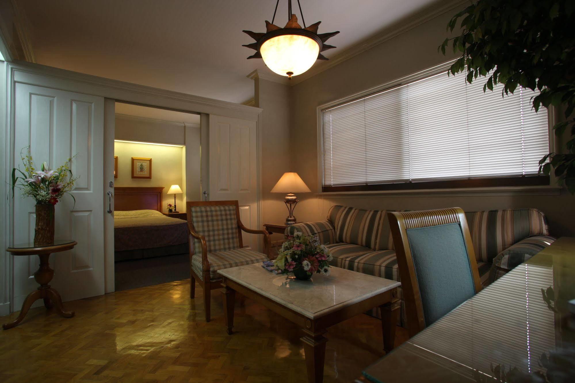 Sunny Bay Suites Manila Exterior photo